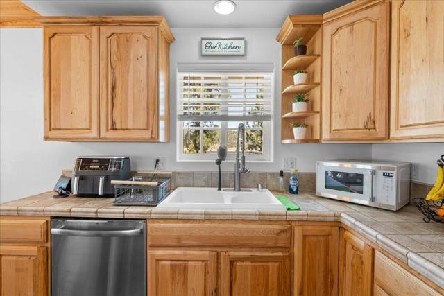 2737 Cedar Lane, Big Bear CA: https://media.crmls.org/mediaz/7402ef0e-75a9-4c6d-9254-22b98dae4686.jpg