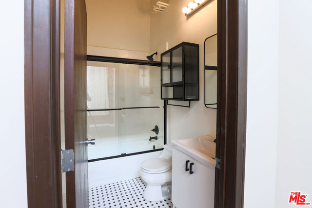 215 W 7th Street, Los Angeles CA: https://media.crmls.org/mediaz/7402f32e-85bd-4388-93e6-9fc0a4357069.jpg
