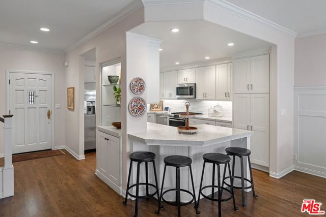 1121 Princeton Street, Santa Monica CA: https://media.crmls.org/mediaz/74045973-cb17-43bc-93a9-f29872d1c363.jpg