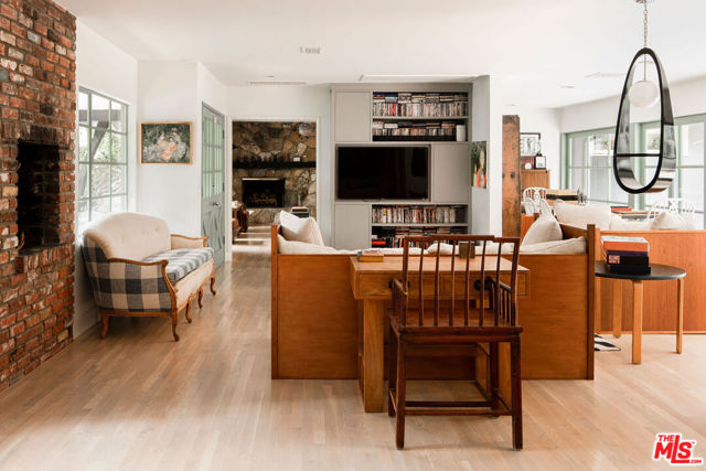 4078 Mandeville Canyon Rd. Road, Los Angeles CA: https://media.crmls.org/mediaz/7404c2ce-f259-4f92-ab3c-4bb135d05ffb.jpg