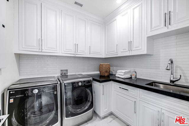 4402 Ledge Avenue, Toluca Lake CA: https://media.crmls.org/mediaz/7404d18b-c2ff-4861-a18e-3f0e064d2dd2.jpg