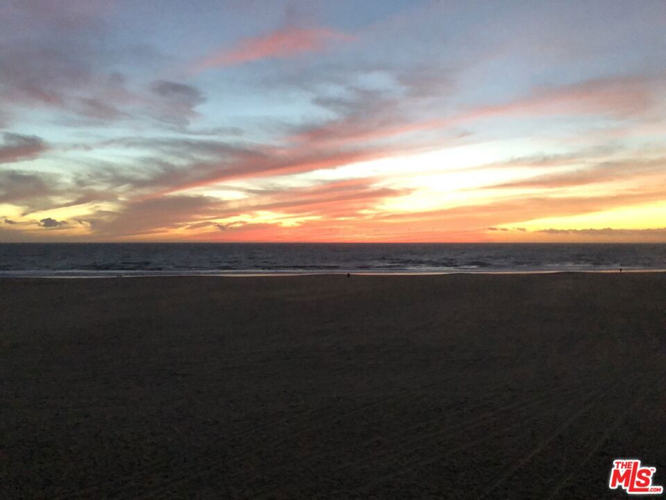 https://media.crmls.org/mediaz/74060026-121c-4491-b3f3-8d8731cc41b9.jpg?preset=X-Large