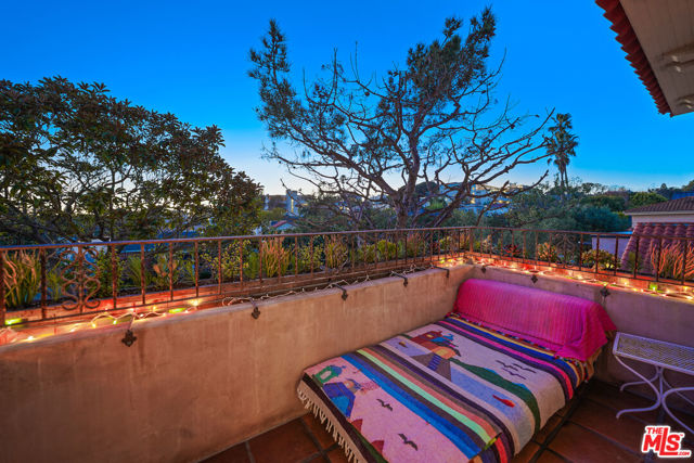 236 S 5th Avenue, Venice CA: https://media.crmls.org/mediaz/740711fa-3b0b-4718-9088-43d332eb17c9.jpg