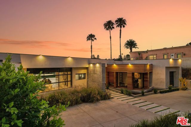 455 Castle Place, Beverly Hills CA: https://media.crmls.org/mediaz/7408475e-773a-4f21-9f7c-166f4735997e.jpg