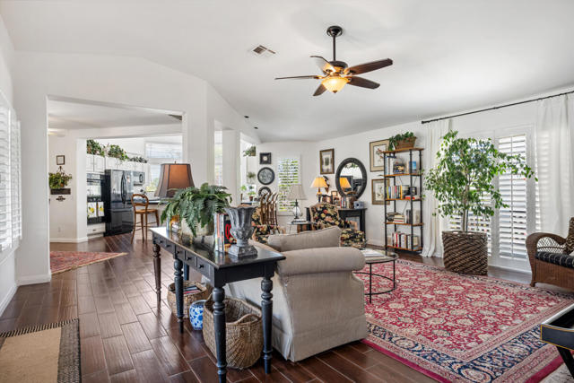 52775 Avenida Bermudas, La Quinta CA: https://media.crmls.org/mediaz/7408632c-a686-4dab-bb31-16d7bd35c147.jpg