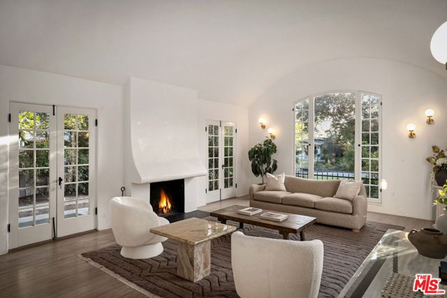 950 N Holliston Avenue, Pasadena CA: https://media.crmls.org/mediaz/74089c4e-a56d-46ba-842e-1474d054120c.jpg