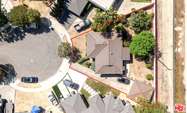 18240 Weddington Street, Tarzana CA: https://media.crmls.org/mediaz/7408c0be-0625-478f-be3e-30456dd064e4.jpg