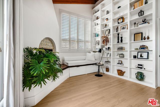 2880 Searidge Street, Malibu CA: https://media.crmls.org/mediaz/7408f5fb-07b6-42a5-a0ee-e69f9b541ee3.jpg