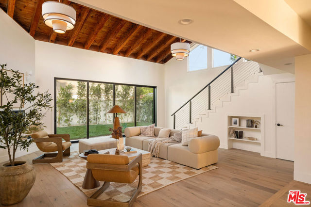 3820 S Burnside Avenue, Los Angeles CA: https://media.crmls.org/mediaz/7408f8db-fd1e-4543-adad-44f30cb829a5.jpg