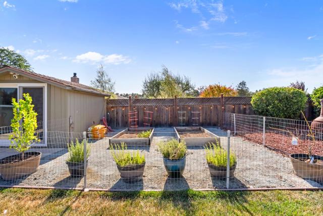 60 Dots Circle, Hollister CA: https://media.crmls.org/mediaz/74091603-90e4-4ac0-9586-1d7308c32ad7.jpg