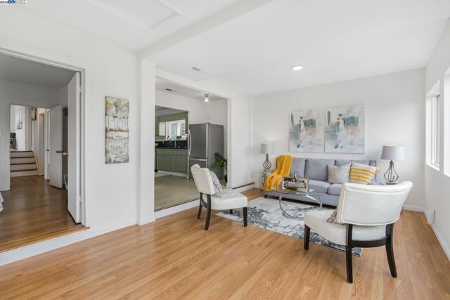 812 Washington Ave, Albany CA: https://media.crmls.org/mediaz/74096859-d6f5-4c0c-b3ef-4622d53c2721.jpg