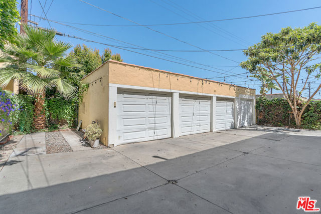 458 N Genesee Avenue, Los Angeles CA: https://media.crmls.org/mediaz/7409786c-7ac2-4bae-8fad-819b4a4f789d.jpg