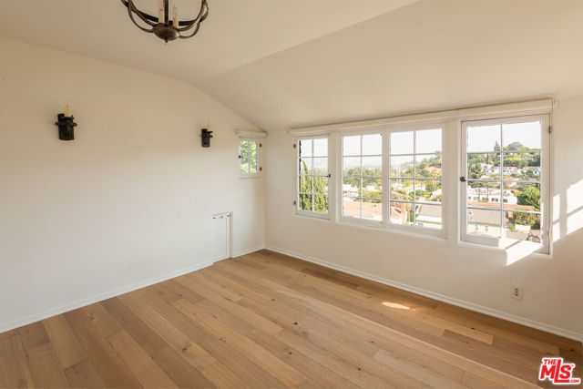 3756 Effingham Place, Los Angeles CA: https://media.crmls.org/mediaz/7409df66-a4d0-49fb-895f-52c1a059592a.jpg