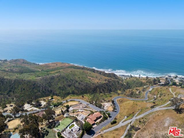 20740 Las Flores Mesa Drive, Malibu CA: https://media.crmls.org/mediaz/740c2966-33e4-4142-aa77-e27a9f0fdbe2.jpg