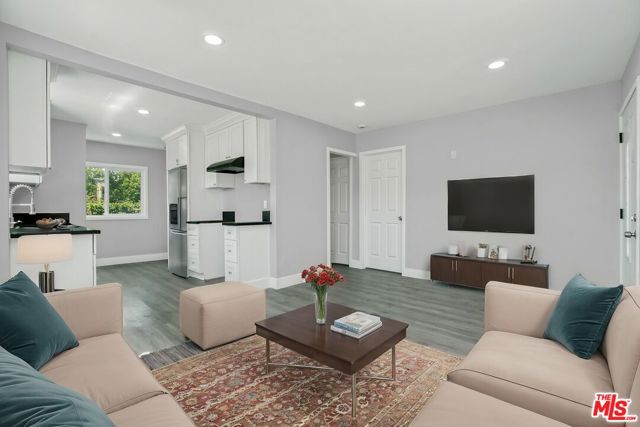 1256 Exposition Boulevard, Los Angeles CA: https://media.crmls.org/mediaz/740d491a-0804-4b8b-93bf-3e12b9231425.jpg