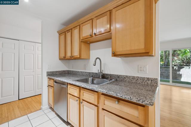 150 Pearl St, Oakland CA: https://media.crmls.org/mediaz/740d5a11-cc67-4a46-af36-ed668722a2a4.jpg