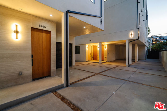 1343 S Ogden Drive, Los Angeles CA: https://media.crmls.org/mediaz/740d8e1d-acb8-41bf-bc00-46ebb850bad8.jpg