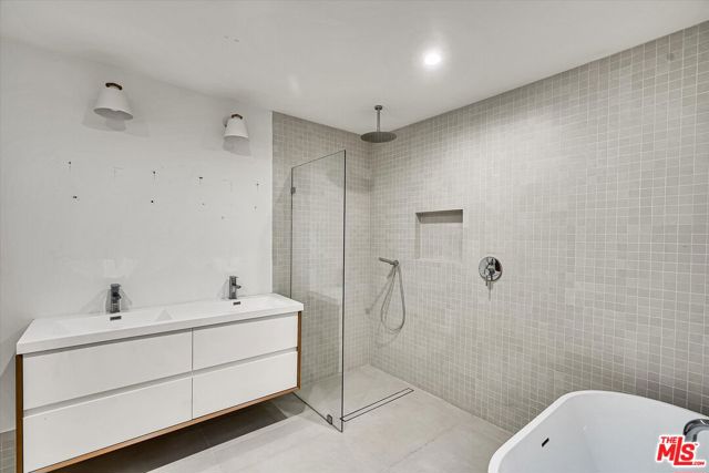 4122 S Bronson Avenue, Los Angeles CA: https://media.crmls.org/mediaz/740dce80-d8ae-4897-b057-e3d0aa095904.jpg