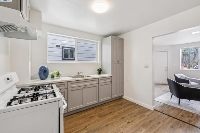 545 Central Ave, Alameda CA: https://media.crmls.org/mediaz/740e7bca-6a79-41be-88ee-c55d5a7cd5f9.jpg