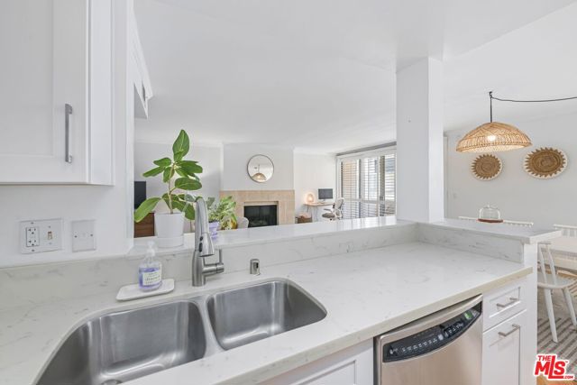 725 S Barrington Avenue, Los Angeles CA: https://media.crmls.org/mediaz/74132fec-5e1d-46e0-8bf9-918ca58d8e81.jpg