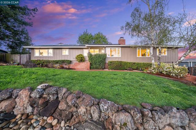 102 Hillcrest Dr, Orinda CA: https://media.crmls.org/mediaz/7413cd88-f4cc-4393-b90e-5438137bac63.jpg