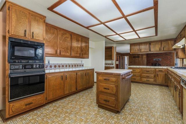 31600 Oak Glen Road, Valley Center CA: https://media.crmls.org/mediaz/7413e147-8a01-455a-8fbd-0445ebe3c527.jpg