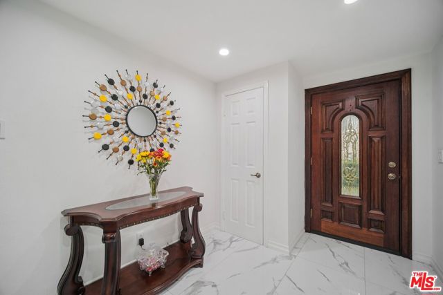 9520 Via Tivoli, Burbank CA: https://media.crmls.org/mediaz/74146dda-0d49-432a-88e4-31ace25d30b4.jpg