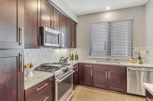 1028 Foster Square Lane, Foster City CA: https://media.crmls.org/mediaz/7415c601-cd76-4fa2-9d09-bfc927836cbe.jpg