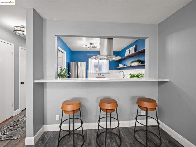 2106 Otis Dr, Alameda CA: https://media.crmls.org/mediaz/7416e13a-8b2b-4d6c-9ddd-052ab65711fa.jpg