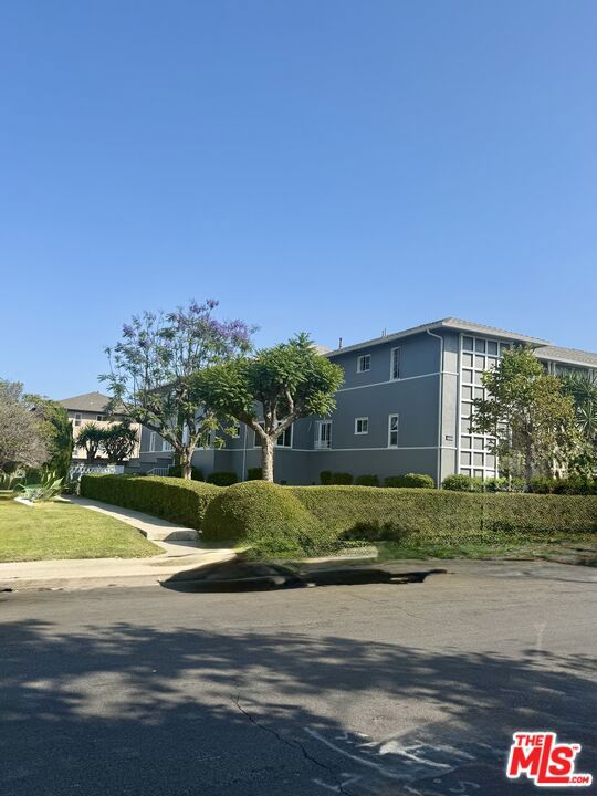 4048 Abourne Road, Los Angeles CA: https://media.crmls.org/mediaz/74173be5-9c66-41cd-aefc-7b70f90e2dd1.jpg