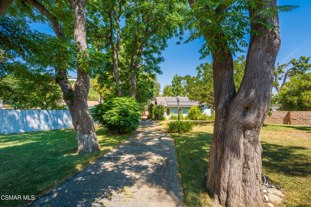 https://media.crmls.org/mediaz/74175045-789c-4a66-93c2-e5d9b18ee885.jpg?preset=X-Large