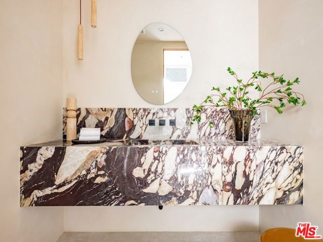 517 N Edinburgh Avenue, Los Angeles CA: https://media.crmls.org/mediaz/74179218-d03f-435f-b853-29eb15d022c6.jpg