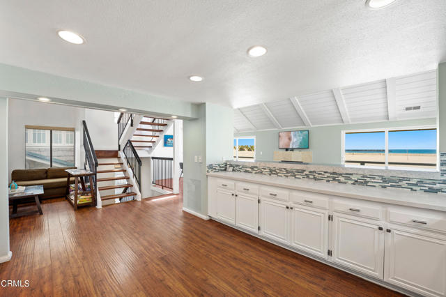 Detail Gallery Image 13 of 34 For 3371 Ocean Dr, Oxnard,  CA 93035 - 3 Beds | 3 Baths