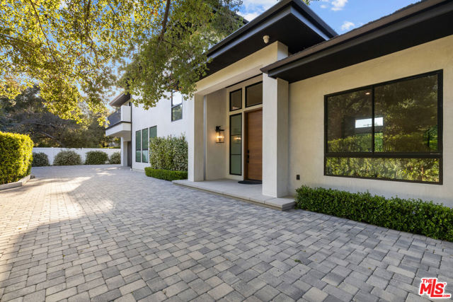 17401 Rancho Street, Encino CA: https://media.crmls.org/mediaz/7417f61b-2a1c-4d23-842b-745b56503201.jpg