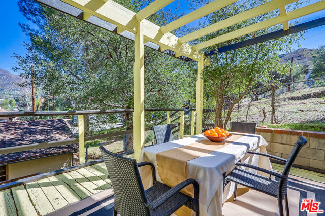7951 Glenties Lane, Sunland CA: https://media.crmls.org/mediaz/741800a1-bbb2-4f80-8bb5-f62708d583dc.jpg