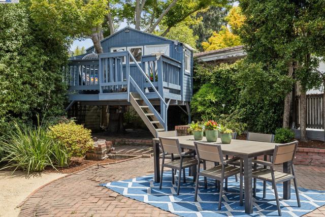 6040 LAWTON AVENUE, Oakland CA: https://media.crmls.org/mediaz/74183f1f-8212-4b06-bd72-41fe898a6e33.jpg