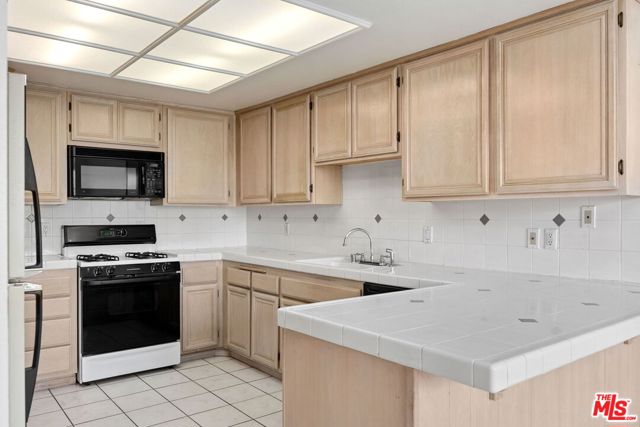 14050 Magnolia Boulevard, 316 photo 3