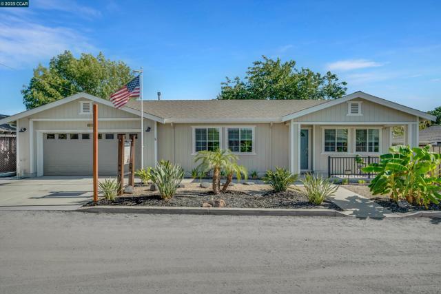 6911 Brentwood Blvd, Brentwood CA: https://media.crmls.org/mediaz/7418ff00-68e9-493f-93aa-1b9b5a5b64ac.jpg