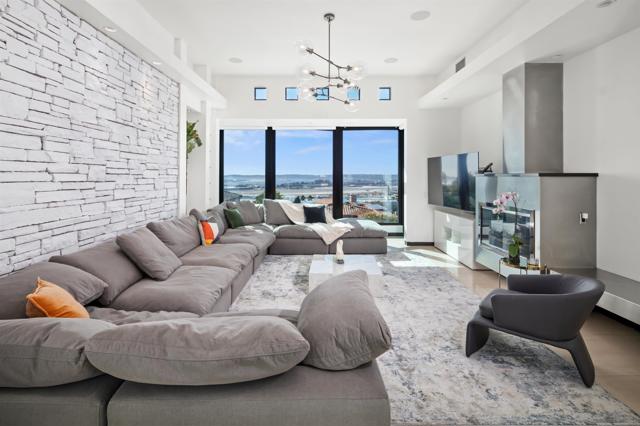 3515 Union St, San Diego CA: https://media.crmls.org/mediaz/74198cb3-4f77-4315-95d9-3a08e9648d23.jpg