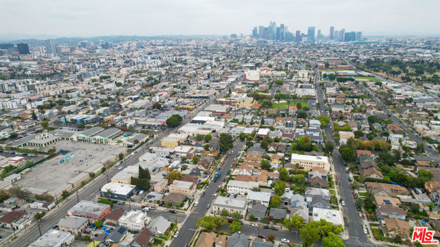 2905 W 14th Street, Los Angeles CA: https://media.crmls.org/mediaz/74199d69-94c4-4022-b980-cf34972dc466.jpg