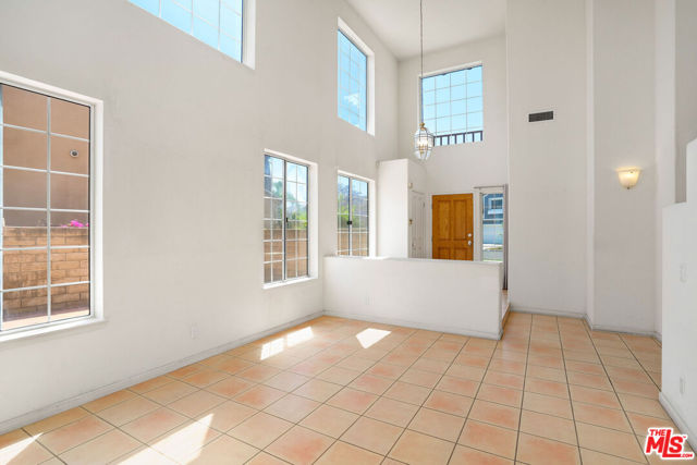 6615 Kentwood Bluffs Drive, Los Angeles CA: https://media.crmls.org/mediaz/741a0502-9b0b-4e8f-a09e-97ef4e46cb73.jpg