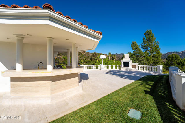 25665 Mulholland Highway, Calabasas CA: https://media.crmls.org/mediaz/741b5c32-0828-4fc3-a582-759c40d9b5cc.jpg