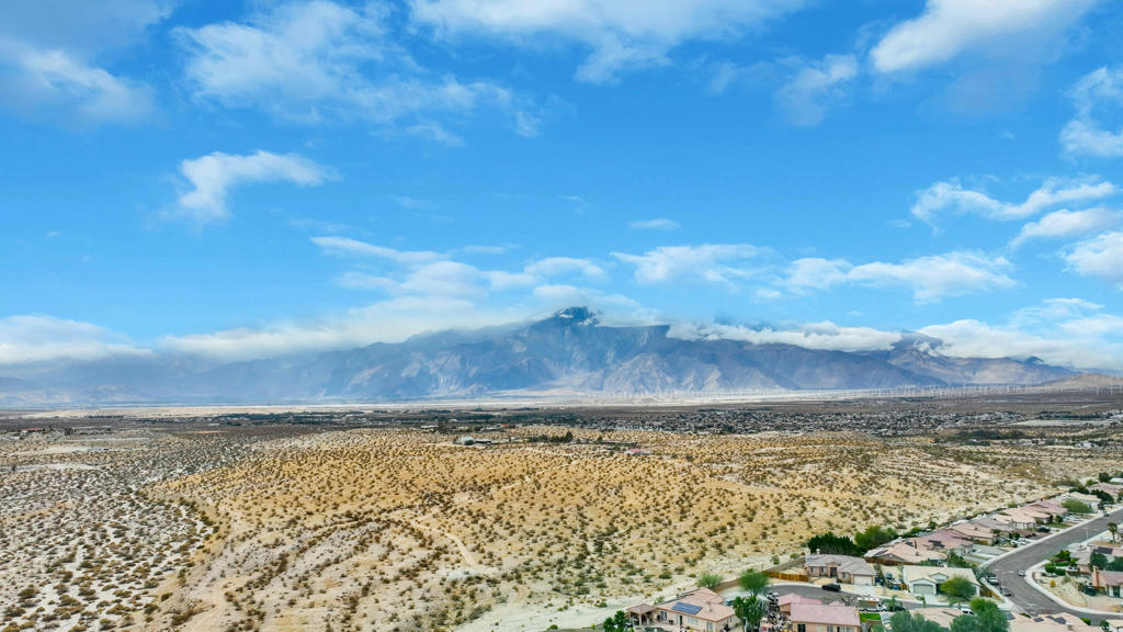 https://media.crmls.org/mediaz/741bda5c-5cd3-496d-b71e-953ca78ee3ab.jpg?preset=X-Large