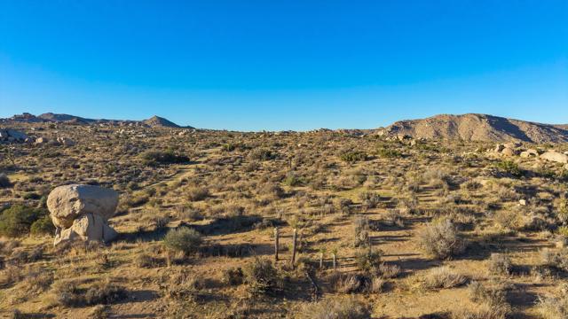 1 Dragonfly Lane, Pioneertown CA: https://media.crmls.org/mediaz/741c320c-10f1-433e-b0a2-7b4e59d0f158.jpg