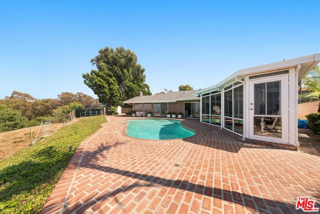 4260 S Cloverdale Avenue, Los Angeles CA: https://media.crmls.org/mediaz/741cb3c5-ba53-4c12-8bf5-03fd7d29f5b5.jpg