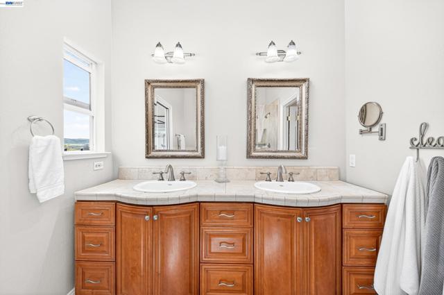 10700 Foothill Rd, Sunol CA: https://media.crmls.org/mediaz/741ce331-ef38-4bbe-8481-84df8cb007a0.jpg