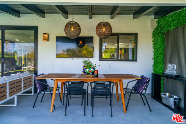 3001 Dona Nenita Place, Studio City CA: https://media.crmls.org/mediaz/741e9516-1929-4237-b864-31006eef18e5.jpg