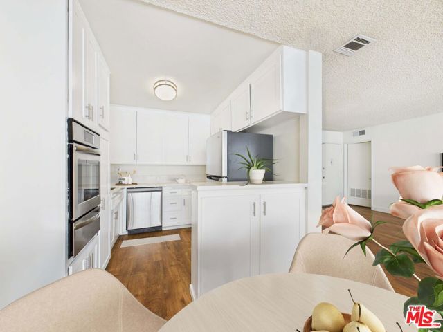 4573 Willis Avenue, Sherman Oaks CA: https://media.crmls.org/mediaz/741eb83f-b199-4c30-b658-0b6217447523.jpg