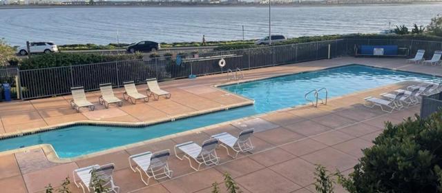 8 admiral, Emeryville CA: https://media.crmls.org/mediaz/741ef51b-8bb1-43f2-b816-81e7651db457.jpg