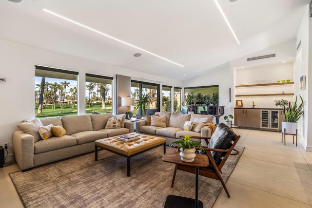 44841 Desert Horizons Drive, Indian Wells CA: https://media.crmls.org/mediaz/741ff52d-7a84-4b39-a1c3-4e281c420135.jpg